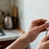 Как быстро очистить розетки и провода без риска для пластика
