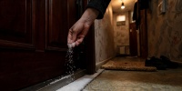Соль у порога: как старый ритуал помогает спать спокойнее в 2026 году