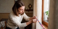 Как обновить интерьер с помощью старых штор: 10 простых идей