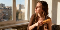 Два простых домашних ритуала, которые спасут волосы от пушистости летом