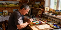Румынский художник создает уникальные иконы на стекле в Сибири