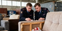 В Петербурге задержали крупную партию сигарет в тайниках мебели