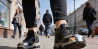 Защитные кроссовки для города: как рабочая обувь стала частью стиля