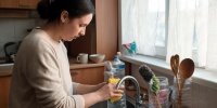 Пластиковые бутылки на кухне: пять неожиданных способов навести порядок