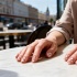 Глянцевые полька-дот стали главным летним акцентом в маникюре 2026 года