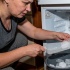 Три быстрых способа убрать лед из морозильной камеры без риска для техники
