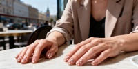 Глянцевые полька-дот стали главным летним акцентом в маникюре 2026 года