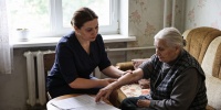 Как получить компенсацию за уход за пожилыми родственниками: пошаговая инструкция
