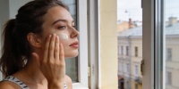Летний уход за кожей: как простые перемены спасают лицо от жары и солнца