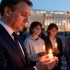 Александр Бельский зажег свечу памяти на Дворцовой площади Петербурга