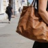 Мягкие сумки вытесняют строгие формы: новый тренд в женских образах