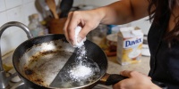 Как профессионалы отмывают сковородки без химии: простой способ для дома