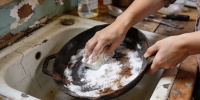 Как быстро очистить чугунную сковороду от нагара без дорогой химии