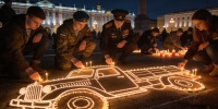 На Дворцовой площади Петербурга почтили память жертв войны свечами