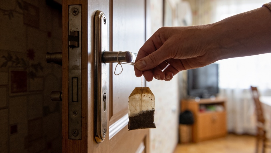 Чайный пакетик на дверной ручке: необычный способ избавиться от запаха