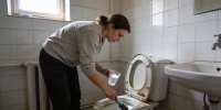 Обычный уксус и сода против старого налета: проверенный способ для унитаза