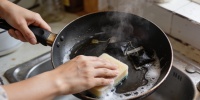 Черный чай против нагара: как вернуть сковороде чистоту без химии