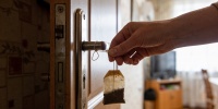 Чайный пакетик на дверной ручке: необычный способ избавиться от запаха