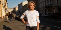Семь стильных способов носить футболку после 50: советы для уверенного образа