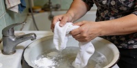 Как вернуть белизну носкам без кипячения и хлора: проверенный способ