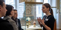 Глухие гиды начали проводить экскурсии на жестовом языке в Музее Фаберже