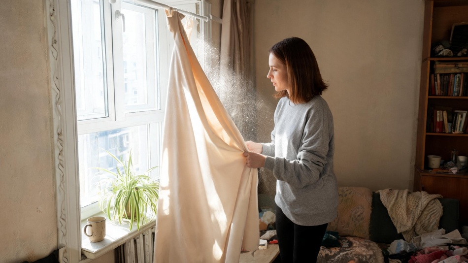 Когда пора стирать шторы и как это влияет на здоровье и уют в квартире