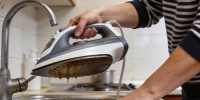 Почему утюг выдает ржавую воду и как быстро решить проблему