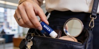 10 неожиданных способов использовать бальзам для губ Nivea в повседневной жизни