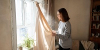 Когда пора стирать шторы и как это влияет на здоровье и уют в квартире