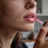 Глянцевый бестселлер: почему lip gloss с гиалуроновой кислотой стал хитом сезона