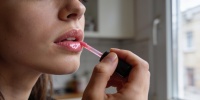 Глянцевый бестселлер: почему lip gloss с гиалуроновой кислотой стал хитом сезона