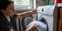 Как стирать шторы раз в год и сохранять белизну без отбеливателей