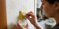 Как вернуть белизну пожелтевшим выключателям без дорогой химии