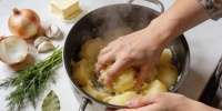 Три простых ингредиента делают картофельное пюре воздушным и нежным