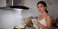 Лимонный пар и сода: как быстро очистить кухонную вытяжку от жира