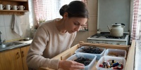 Как использовать старые пластиковые контейнеры: 13 идей для дома и дачи