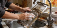 Как быстро и безопасно очистить вытяжку от жира после осенней готовки
