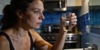 Врачи объяснили, почему не стоит считать литры воды каждый день