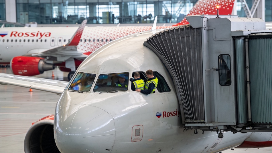 Самолет «Россия» вернулся в Пулково из-за трещины в стекле кабины