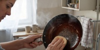 Черный чай против нагара: как быстро очистить сковороду без химии