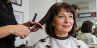 14 стрижек средней длины для женщин 50+: свежие идеи для перемен