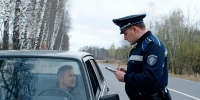 Водителю не обязательно выходить к инспектору ГАИ при остановке
