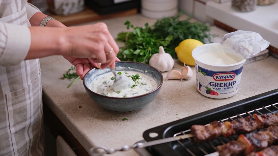 Вместо кетчупа и майонеза: быстрый йогуртовый соус для мяса за минуту
