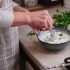 Вместо кетчупа и майонеза: быстрый йогуртовый соус для мяса за минуту