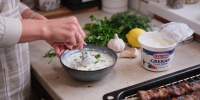 Вместо кетчупа и майонеза: быстрый йогуртовый соус для мяса за минуту