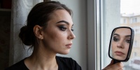 Ошибки в макияже, которые делают лицо тяжелее: новые правила 2026 года