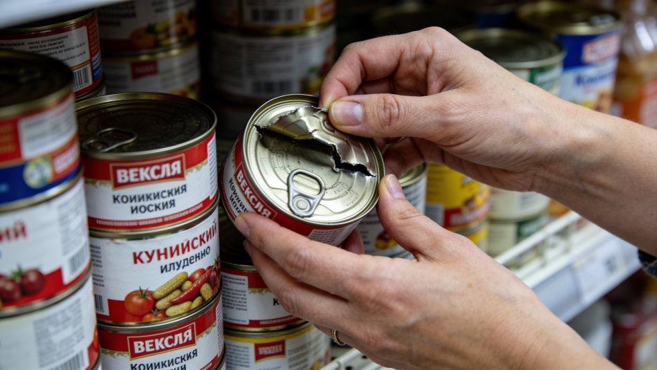 Роспотребнадзор объяснил, чем опасны консервы в деформированных банках