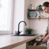 Дизайнеры советуют убирать верхние шкафы: кухня становится светлее и просторнее