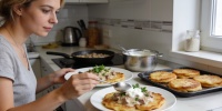 Польские пляцки с мясной подливой: альтернатива драникам для сытного ужина