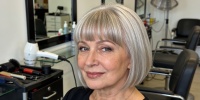 13 стрижек с челкой, которые делают лицо свежее после 60 лет